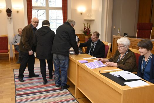 Demareille vaalivoitto, kokoomus ja perussuomalaiset menettivät paikkoja
