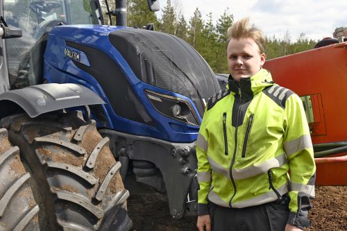 Edessä juhlat, jatko-opinnot ja asepalvelus