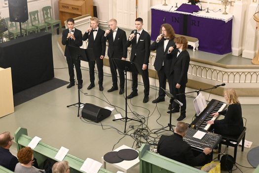 Lukion poikakuoron hyväntekeväisyyskonsertti keräsi kirkon täyteen yleisöä