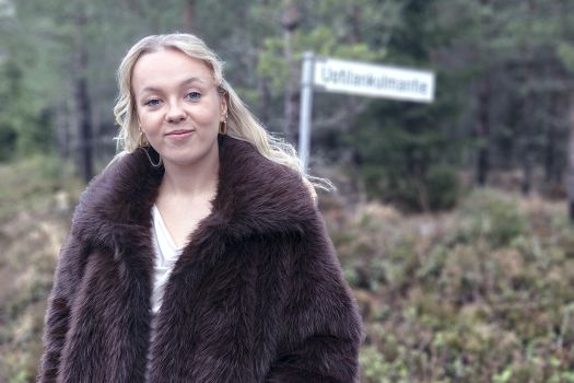 Papukaijan roolista alkoi tie kulttuurituottajaksi ja kulissien taakse