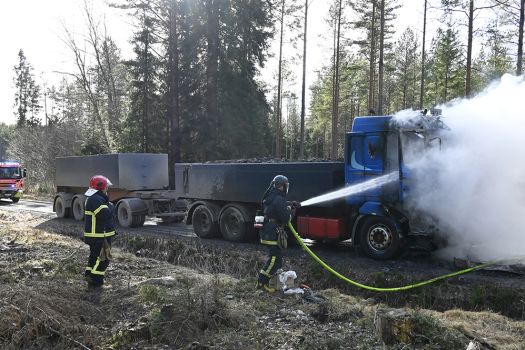 Kuorma-auto paloi Vanttilassa Kuorma-auto paloi Vanttilassa