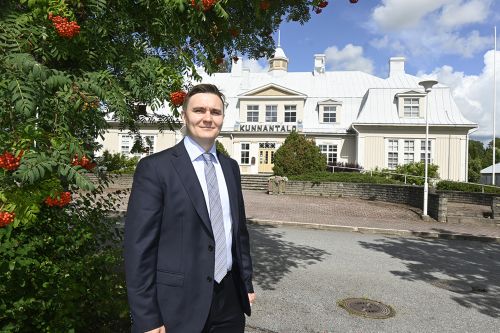 Kunnanjohtaja Jukka Tapiola haluaa olla helposti lähestyttävä