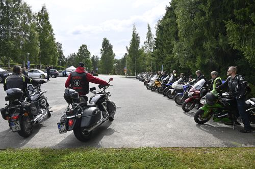 Motoristit karauttivat kirkonmäelle Motoristit karauttivat kirkonmäelle