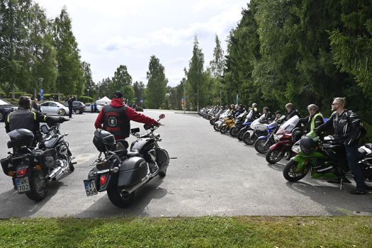 Motoristit karauttivat kirkonmäelle Motoristit karauttivat kirkonmäelle