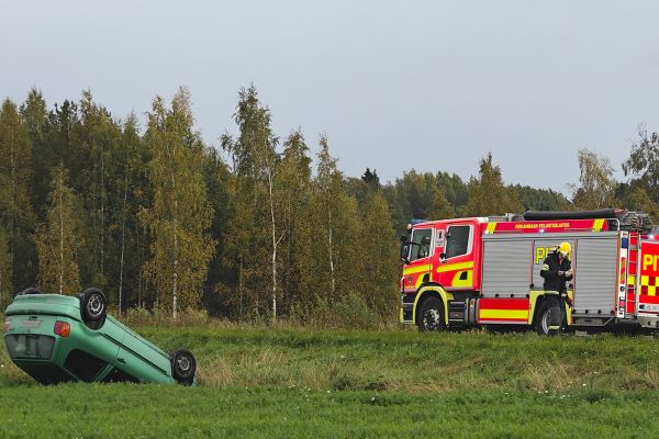 Henkilöauto suistui tieltä Koskioisilla