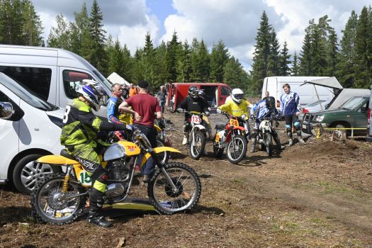 Moottorien pärinää Lintukankaan radalla