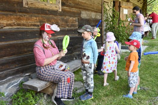 Lastenjuhlissa tehtiin käärijäpupuja ja pompittiin pomppulinnassa