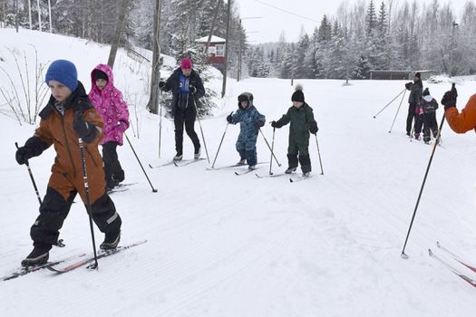 Kaikenikäiset ladulla kansallisena hiihtopäivänä Porttikalliolla